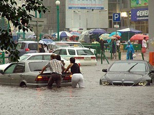 Ливневые дожди оставили без электричества два города в Иркутской области