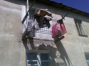 Две женщины пострадали при обрушении балкона жилого дома в Чите (фото)