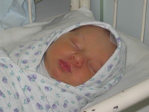 Новорожденный с заклеенным пластырем ртом найден на помойке в Новосибирске