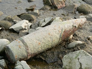 Иркутские рыбаки нашли на берегу Ангары старый артиллерийский снаряд (фото) 