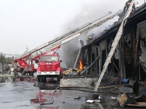 Пожар уничтожил кровлю в крупнейшем гипермаркете Иркутска (фото)