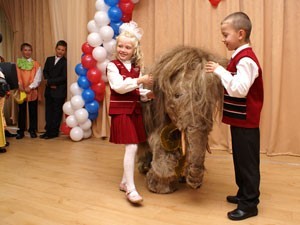 Новосибирский музей принес полутораметрового мамонта в школу (фото)