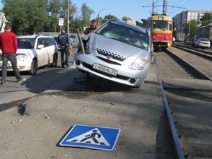 Водитель такси сбил четырех человек на остановке в Барнауле (фото)