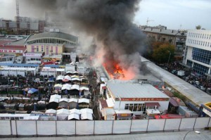 «Центральный рынок» горит в Новосибирске, пламя достигает 20 метров (фото)