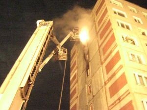 Три человека погибли при пожаре в девятиэтажке в Омске, более 130 жителей эвакуированы 