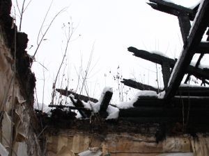 Крыша обрушилась на человека в одном из домов Томска 