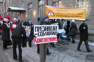 Родители, чьи дети ждут очереди в детсады, провели в Новосибирске марш с колясками