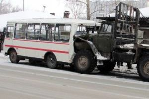 Грузовик столкнулся с пассажирским автобусом в Томске, пострадал мужчина
