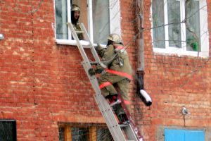 115 человек эвакуированы во время пожара в жилом доме в Омске 