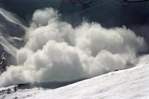 Три снежных лавины сошли на автодороги в Республике Алтай