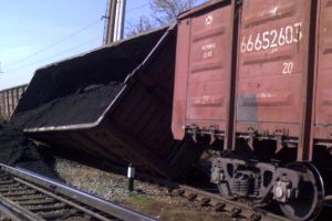Сход 28 вагонов с углем произошел на Красноярской железной дороге