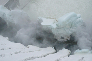 Тонны льда исчезают с эстакады Саяно-Шушенской ГЭС