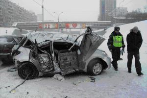 Иномарка в Новосибирске столкнулась с опорой и автомобилем 