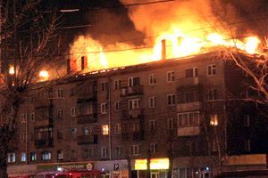 Два человека погибли при пожаре в Новосибирске, еще 50 эвакуированы