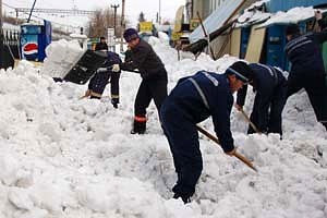 Снег с крыши упал на трех человек в Новосибирске