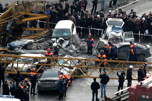 Шесть человек пострадали при падении башенного крана в Красноярске