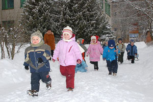 Снежная глыба упала на трехлетнюю девочку в детском саду в Кузбассе