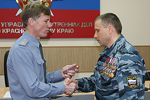 Красноярский омоновец помог спасти ветеранов и досрочно стал подполковником