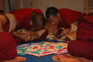 Тибетские монахи проведут в Омске старинный ритуал изготовления мандалы