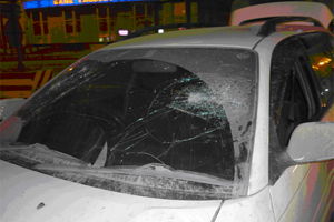 Сотрудники новосибирской милиции доставали угонщицу из машины, разбив стекло