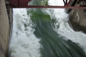 Действующий режим холостых сбросов воды на Новосибирской ГЭС продержится до 11 мая