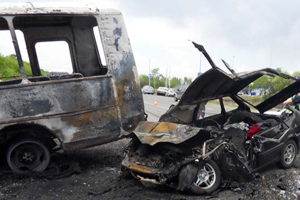 Автомобиль и автобус сгорели после ДТП под Омском, один человек погиб