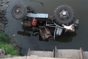 Трактор с детьми упал с моста в Новосибирской области, пострадала девочка