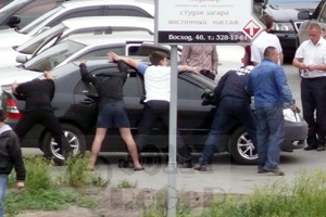 ОМОН с автоматами задержал четырех человек в центре Новосибирска — очевидец