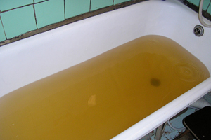 Мутная вода уже три недели течет из кранов в поселке Черемушки