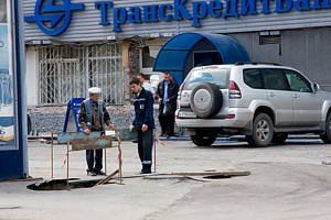 Машина провалилась под асфальт в Октябрьском районе Новосибирска