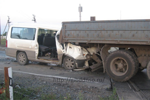 Четыре пассажира микроавтобуса, въехавшего в «КамАЗ», погибли под Новосибирском